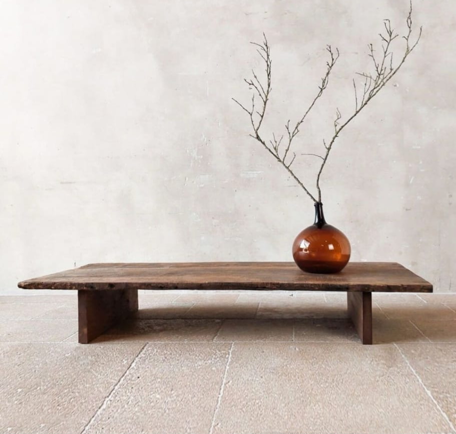 Table basse sculptée
